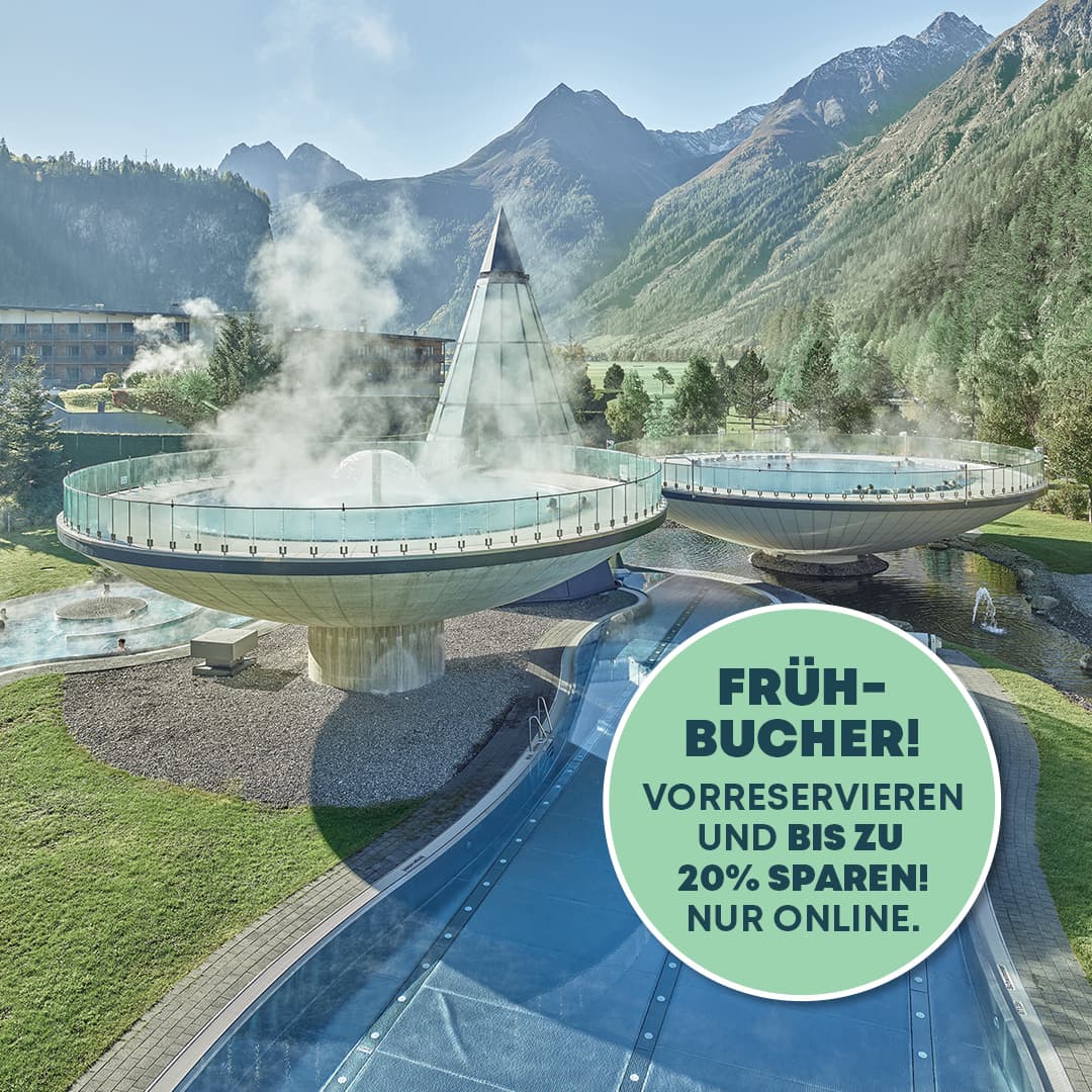 Berglandschaft mit dampfenden Außenthermenbecken und einer konischen Struktur. Grüner, kreisförmiger Textüberlagerung wirbt für Frühbucherrabatte von bis zu 20 %.