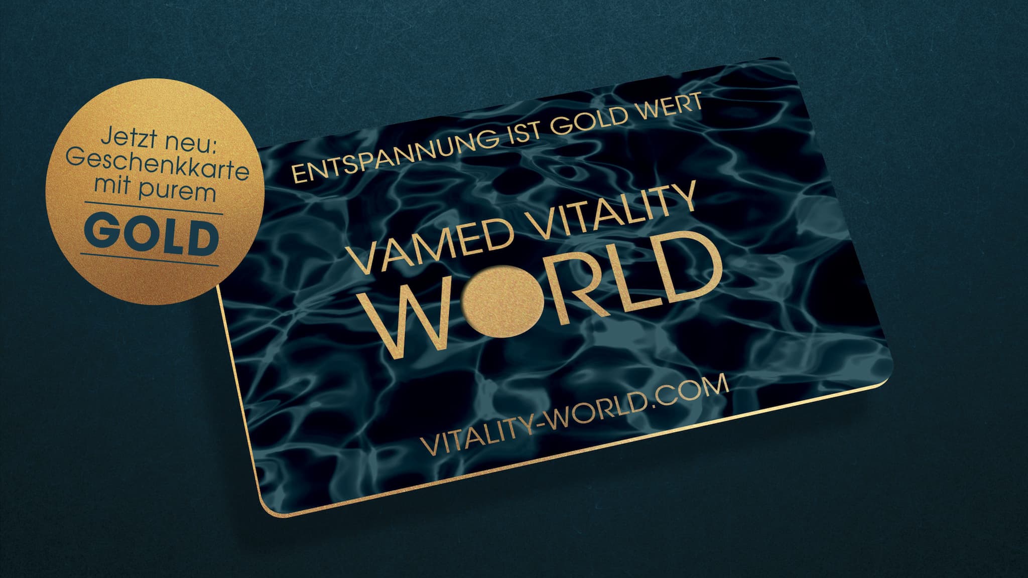 Eine Geschenkkarte mit dem Aufdruck „Entspannung ist Gold wert“ und „Vamed Vitality World“ sowie einem goldenen Kreis mit der Aufschrift „Jetzt neu: Geschenkkarte mit purem Gold“.