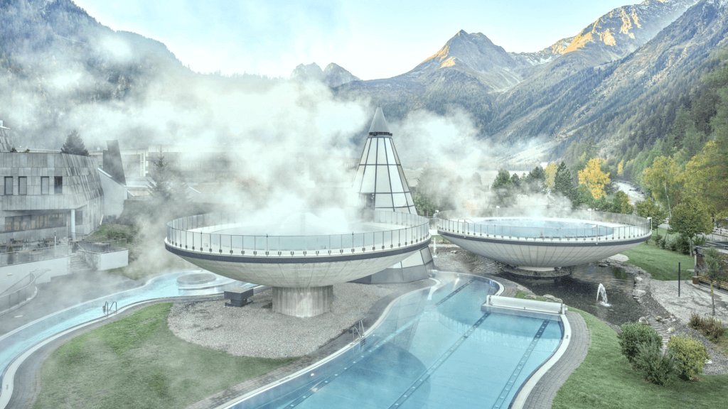 Eingebettet in neblige Berge bietet dieses Bergresort zwei große, runde, dampfende Pools und eine konische Struktur. Genießen Sie ein Bad im langen Außenpool und entspannen Sie sich in einer ruhigen Umgebung, die mit ihrer Ruhe jeden Reisejournalisten schmücken könnte.