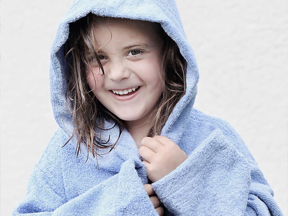 Kind im Bademantel beim Baden in der ötztaler Therme