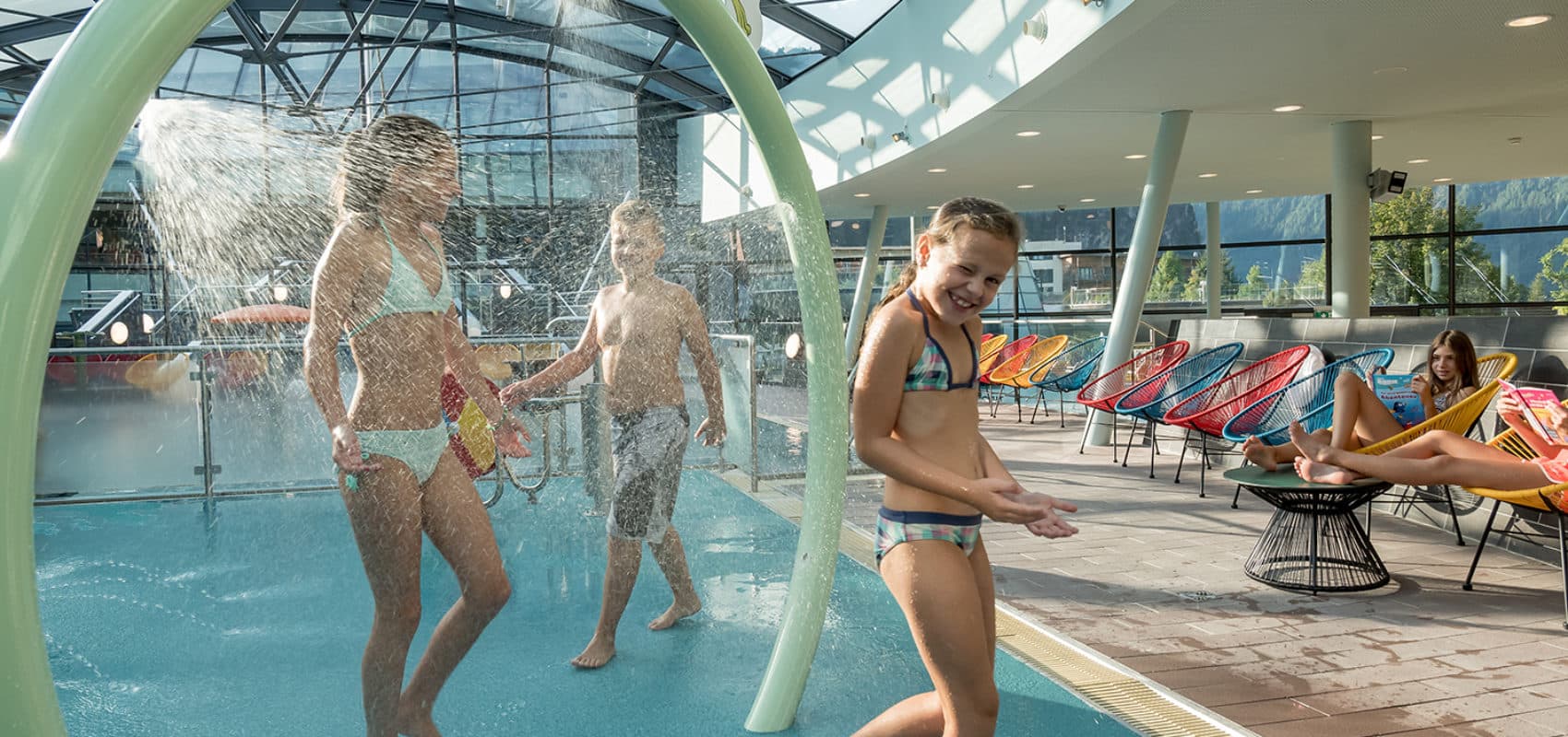 Kinder im Sprühregen im AQUA DOME