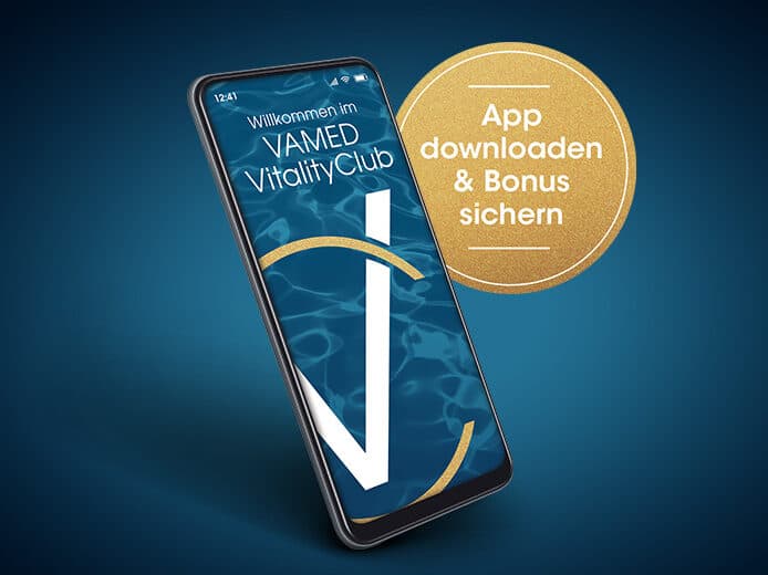 Приложение VAMED VitalityClub демонстрируется на экране смартфона. Рядом с ним на синем фоне выделяется золотой круг с текстом «App downloaden & Bonus sichern», подчеркивающий эксклюзивные преимущества, которые дает использование инновационной платформы VAMED.