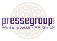 Logo für Pressegroup.com Winterstetter PR GmbH mit stilisiertem Text, der nahtlos in ein subtiles kreisförmiges Knotenmuster integriert ist und die Essenz hervorragender Pressequalität verkörpert.